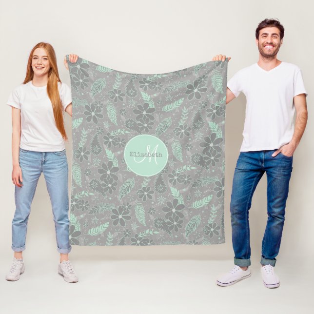 Couverture Polaire plumes florales de chou gris menthe motif monogram (En situation)