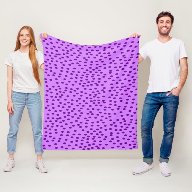 Couverture Polaire Pois violets de lavande (En situation)