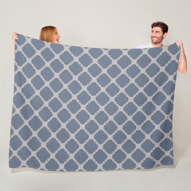 Couverture Polaire Quatrefoil gris bleu (En situation)
