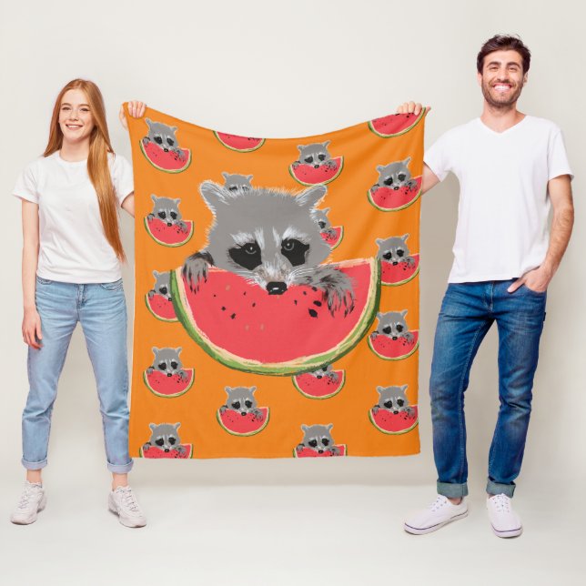 Couverture Polaire Raccoon mangeant de la pastèque (En situation)