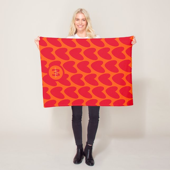 Couverture Polaire Retro Orange Super Red Hearts Nom sur Monogramme (En situation)
