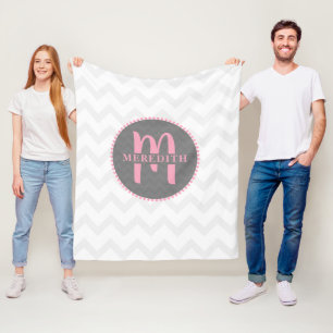 Couverture Polaire Rose nommé décoré d'un monogramme de Chevron