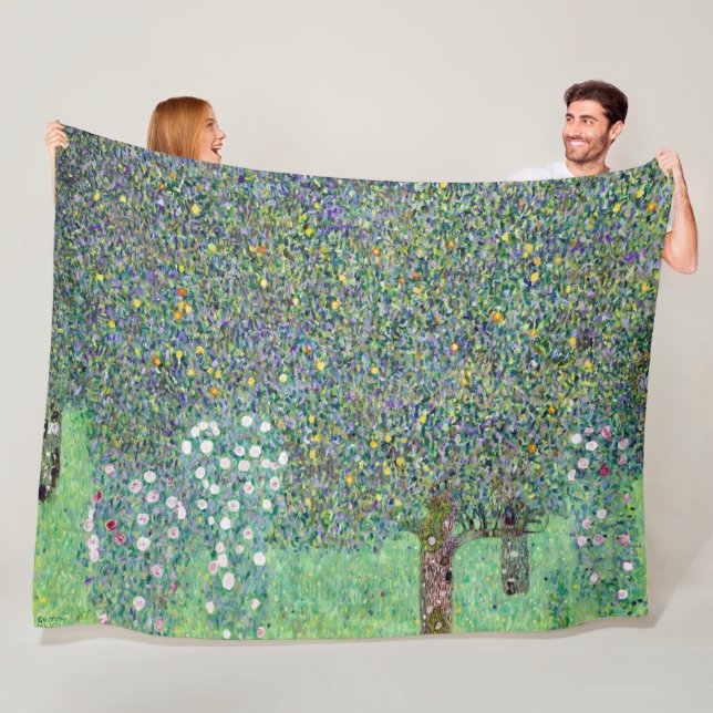 Couverture Polaire Rosiers Sous Les Arbres, Gustav Klimt (En situation)
