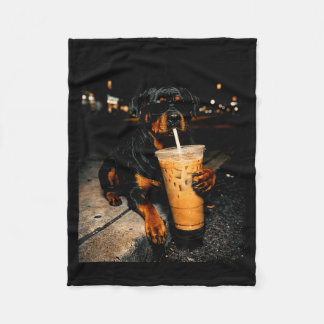 Couverture Polaire Rottweiler cool buvant un café glacé, drôle d'art