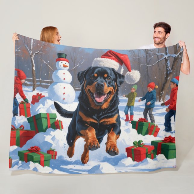 Couverture Polaire Rottweiler coule en neige avec Casquette de Noël (En situation)