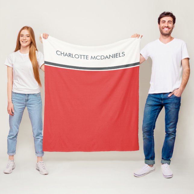 Couverture Polaire Rouge moderne Nom personnalisé simple (En situation)