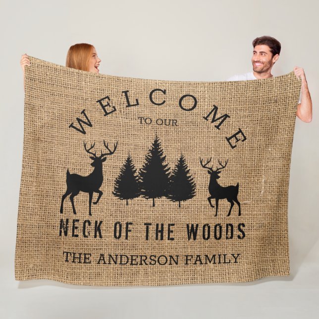 Couverture Polaire Rustic Cosy Cabine Bienvenue Nom de famille Fleece (En situation)