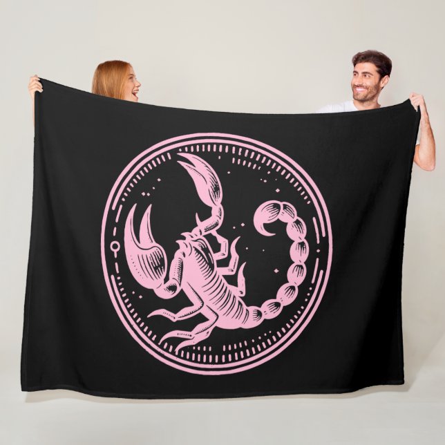 Couverture Polaire Scorpion rose Astrologie Scorpion SIGNE Zodiaque (En situation)
