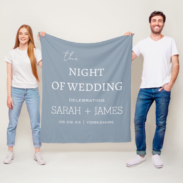Couverture Polaire Simple Dusty Blue & White Nom Date Mariage (En situation)