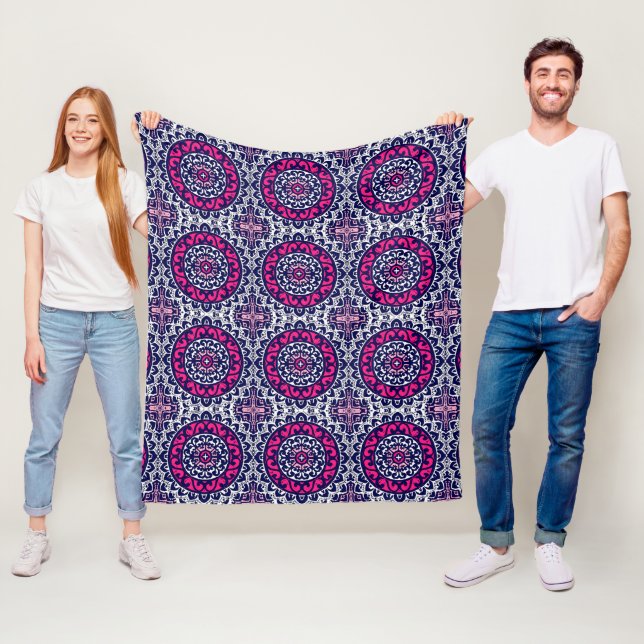 Couverture Polaire Soleil Sud-Ouest Mandala, Fuchsia, Navy & White (En situation)