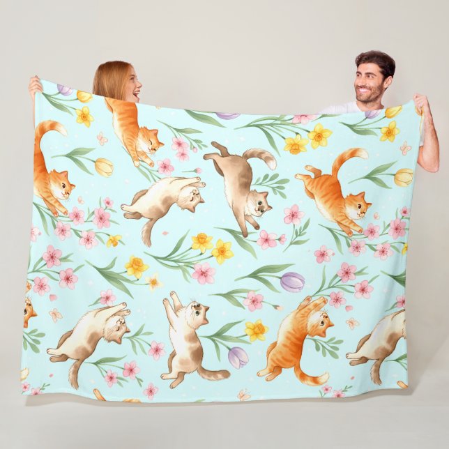 Couverture Polaire Spring Garden Romp – Playful Cats & Blossoms (En situation)
