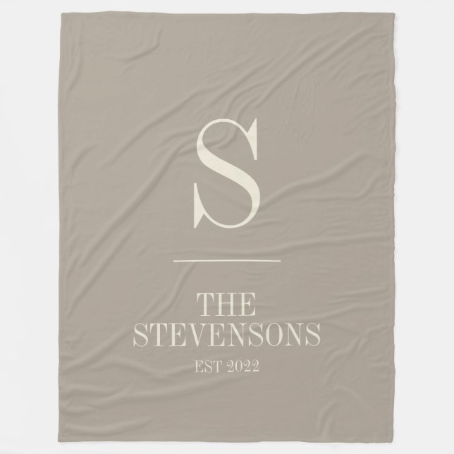 Couverture Polaire Style Classique Famille Monogramme Est Taupe Brown (Devant)