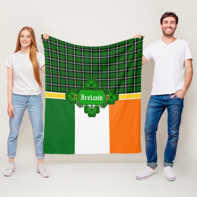 Couverture Polaire Tartan d'Irlande, drapeau, shamrock de design celt (En situation)