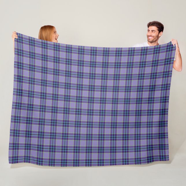 Couverture Polaire Tartan mauve plaid 1 dans les tons lavande et bleu (En situation)