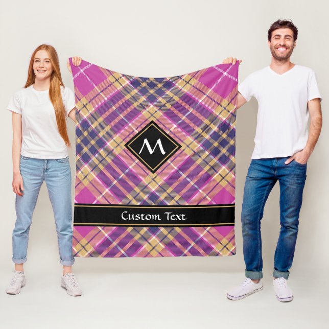 Couverture Polaire Tartan rose, or et bleu (En situation)