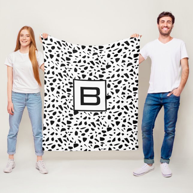 Couverture Polaire Terrazzo noir blanc motif monogramme initial (En situation)