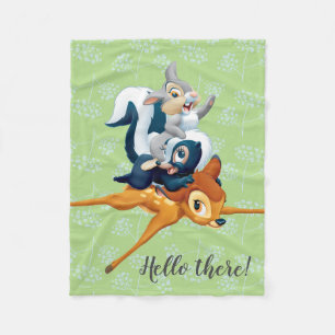 Couverture Polaire Thumper, Fleur et Bambi empilés pendant le jeu