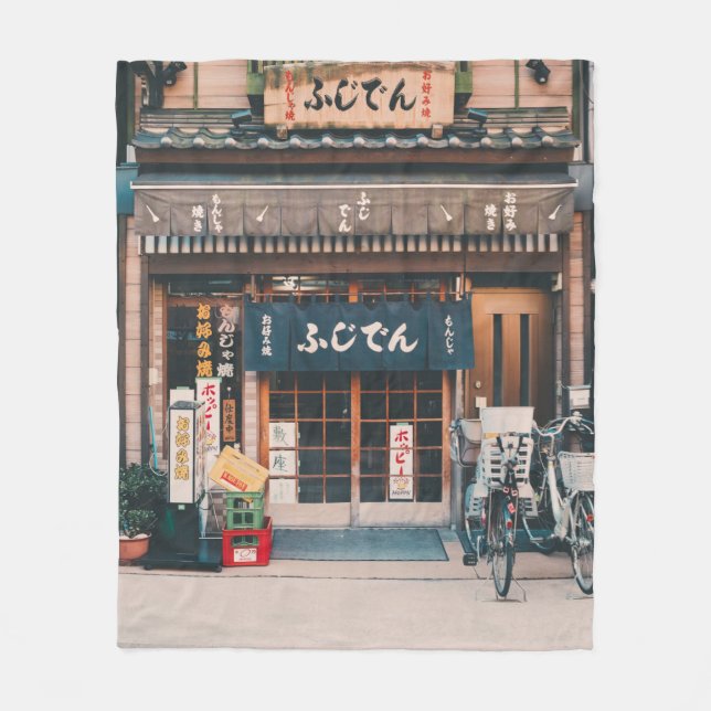 COUVERTURE POLAIRE TROIS BICYCLETTES PARKÉES DEVANT L'ÉDIFICE (Devant)