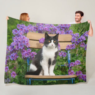 Couverture Polaire Tuxedo cat sitting on a garchair with flowers