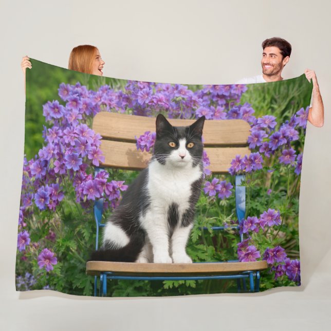 Couverture Polaire Tuxedo cat sitting on a garchair with flowers (En situation)