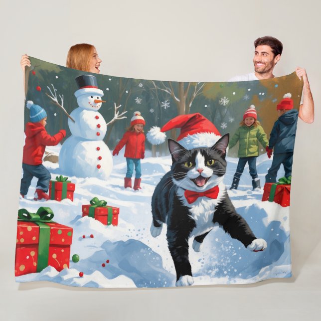 Couverture Polaire Tuxedo Chat coule en neige avec Casquette de Noël (En situation)