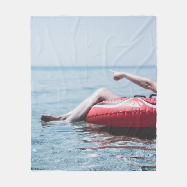 Couverture Polaire Une femme sur un flotteur gonflable dans l'océan p (Devant)