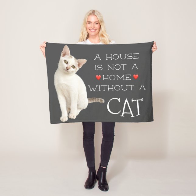 Couverture Polaire Une maison pas un chat blanc (En situation)