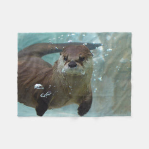 Couverture Polaire Une natation Brown mignonne de loutre dans une