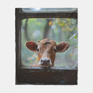 Couverture Polaire Une vache curieuse qui regarde à travers une fenêt