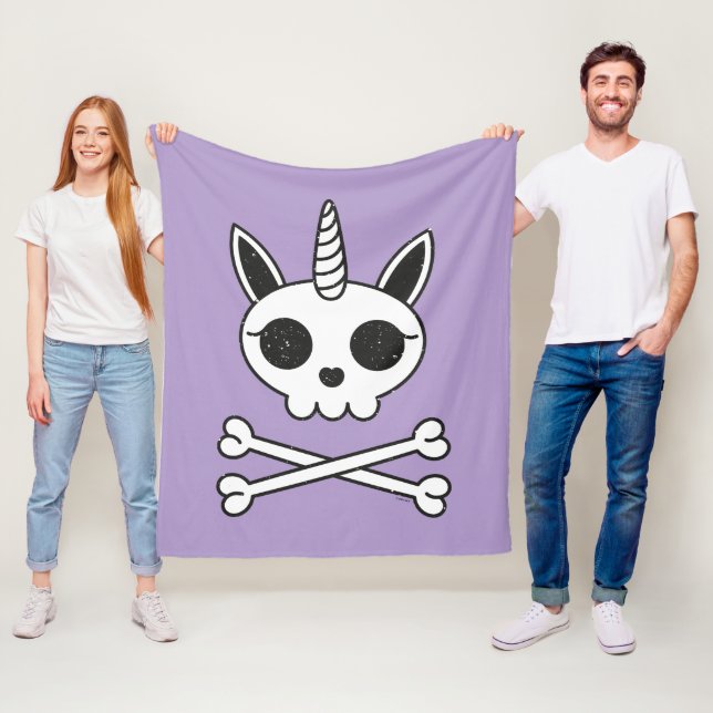 Couverture Polaire Unicorne crâne et os croisés (En situation)