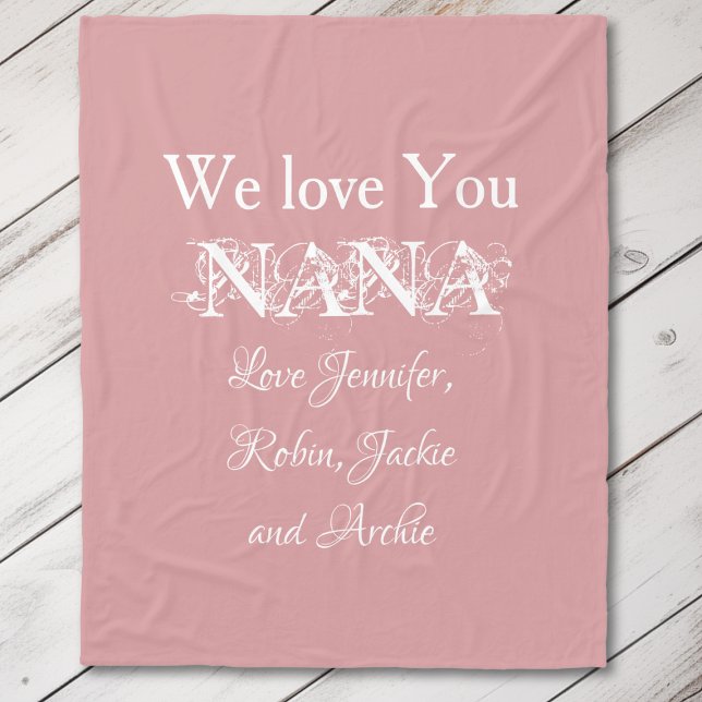 Couverture Polaire 'We Love You Nana' Élégant nom de script rose doux ('We Love You Nana' Elegant Script Names Soft Pink Fleece Blanket.)
