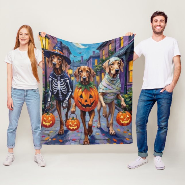 Couverture Polaire Weimaraner Trick-or-Treating en costumes d'Hallowe (En situation)