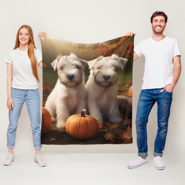 Couverture Polaire Wheaten Terrier chiot Automne Citrouille délice (En situation)
