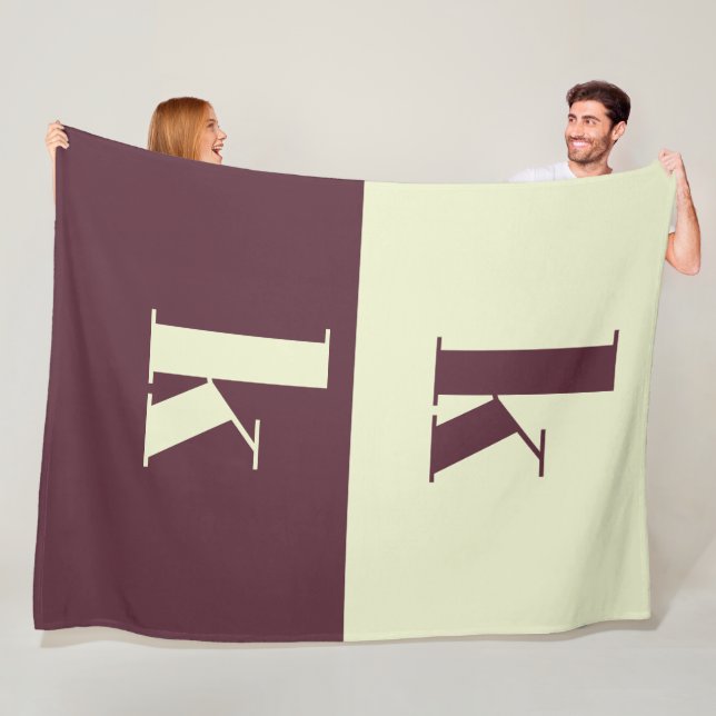 Couverture Polaire White & brown initial personalized  (En situation)