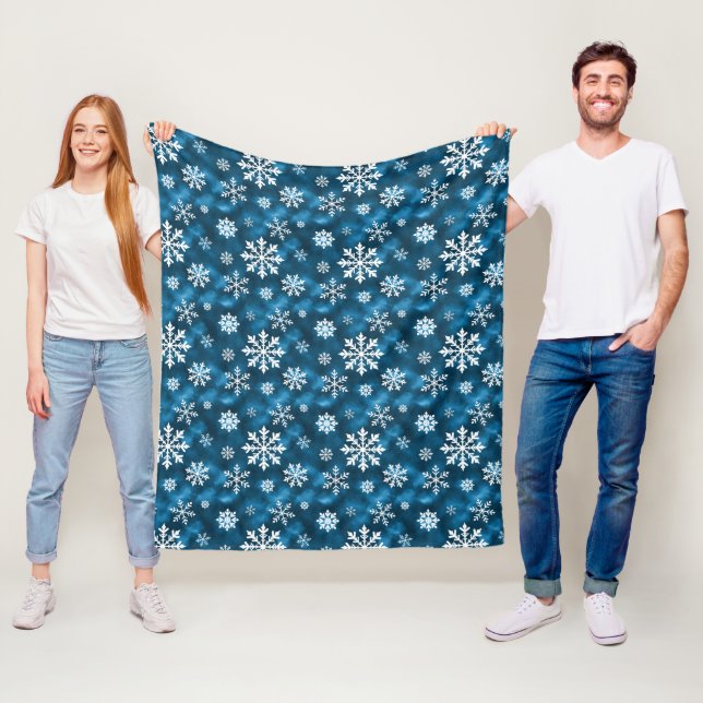 Couverture Polaire White Snowflakes Pattern On Blue Winter (En situation)