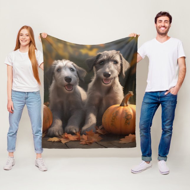Couverture Polaire Wolfhound Chiot Automne Citrouille de plaisir (En situation)