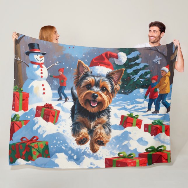 Couverture Polaire Yorkshire Terrier en neige avec Casquette de Noël (En situation)