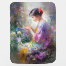 Fille admirant une fleur dans ses mains