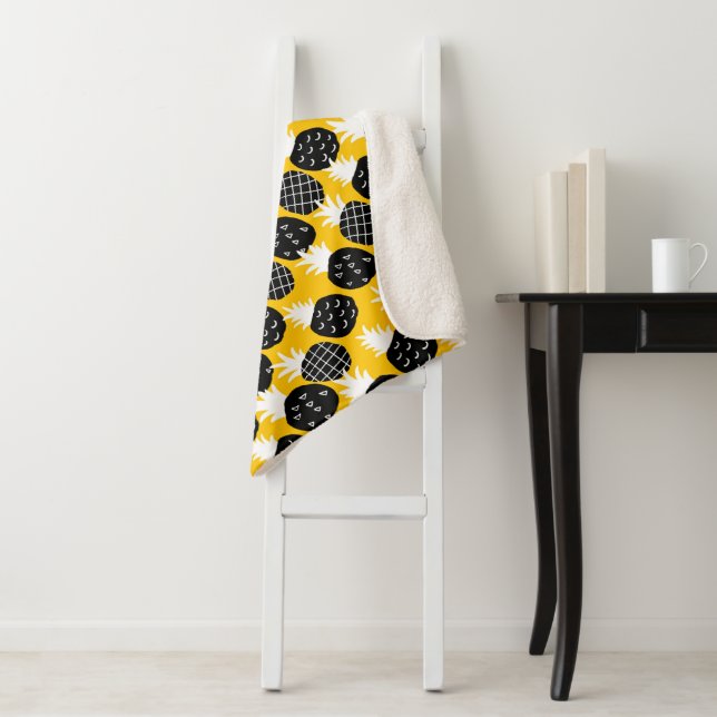 Couverture Sherpa Ananas noir (En situation)