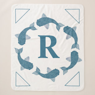 Couverture Sherpa Bleu Koi poisson entourant un monogramme initial