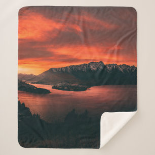 COUVERTURE SHERPA CORPS D'EAU PRÈS DES MONTAGNES À L'HEURE D'OR