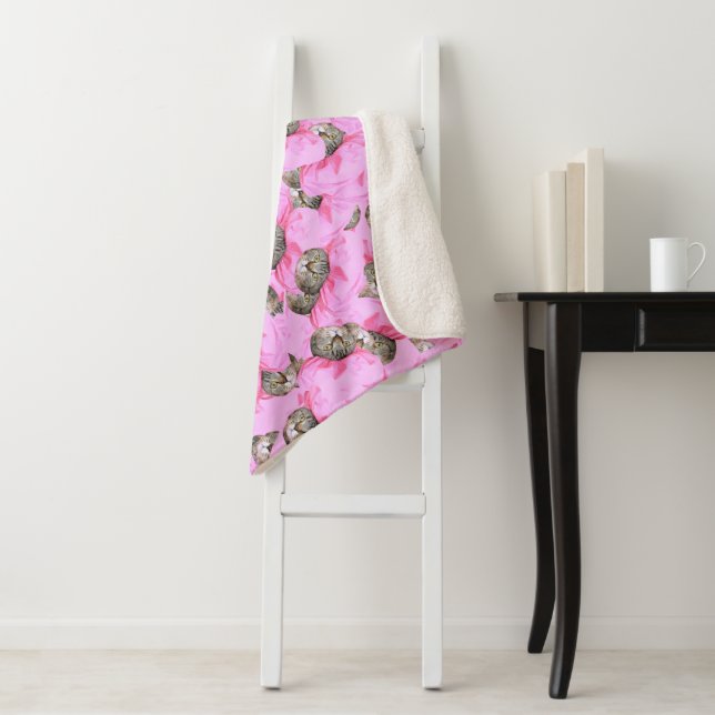 Couverture Sherpa Cute Chat dans un Motif Casquette rose Random (En situation)