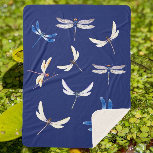 Couverture Sherpa De magnifiques libellules en vol sur le bleu foncé (Créateur téléchargé)