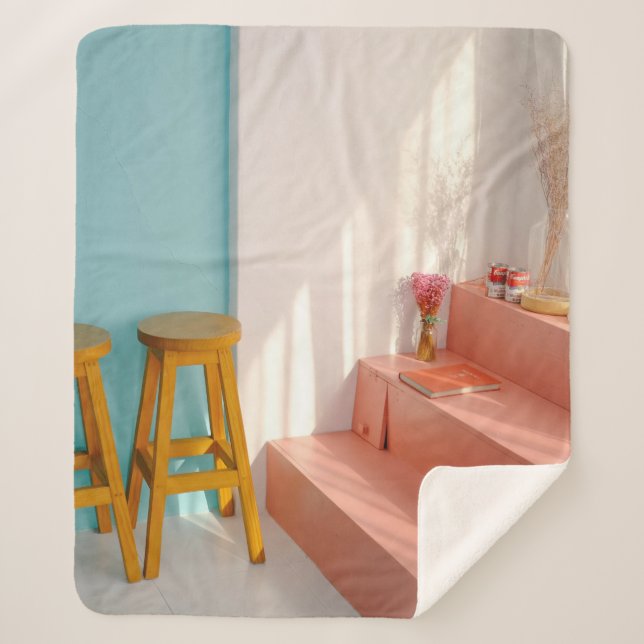 Couverture Sherpa Deux tabourets de bar en bois jaune (Devant)