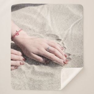Couverture Sherpa Femme allongée sur le sable blanc