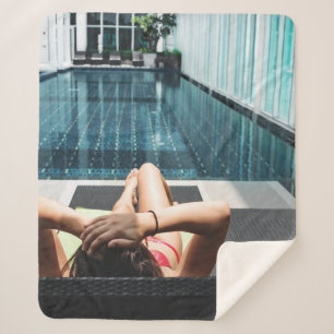 Couverture Sherpa Femme allongée sur le salon de chaise marron