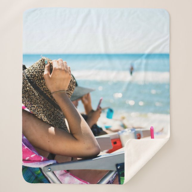 Couverture Sherpa Femme allongée sur une chaise longue qui couvre so (Devant)