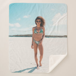 Couverture Sherpa Femme en bikini debout sur le sable