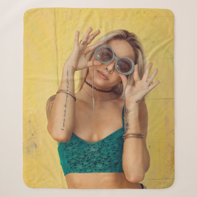 Couverture Sherpa Femme en bralette bleue tenant des lunettes de sol (Devant)