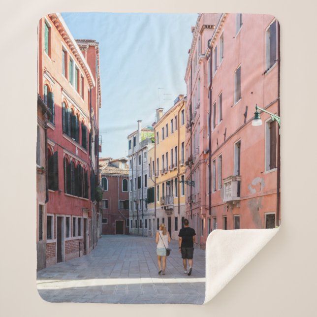 Couverture Sherpa Femme en veste noire marchant sur le trottoir dans (Devant)